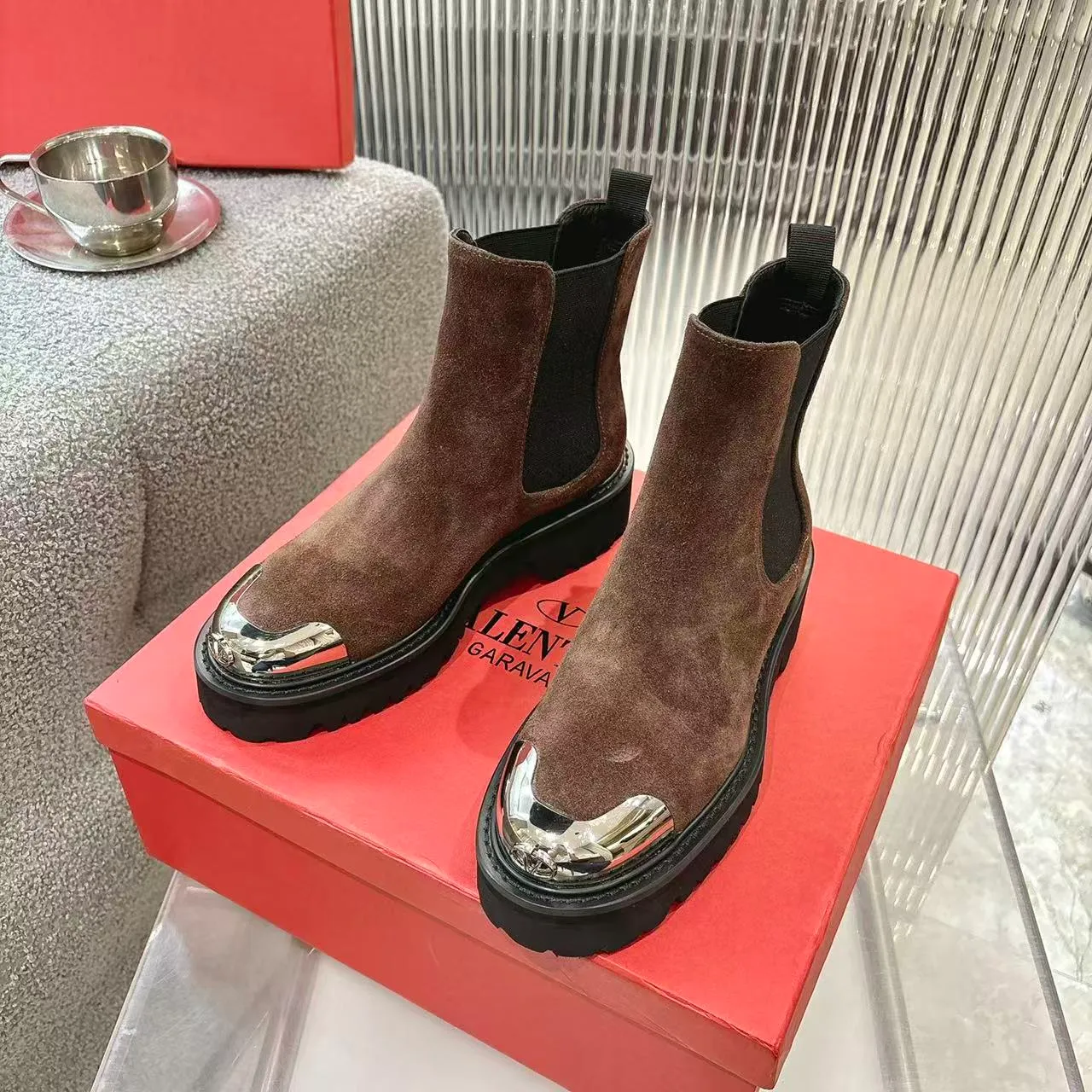 👟👟Ex-factory price 600👟👟 2026𝑉𝐴𝐿𝐸𝑁𝑇𝐼𝑁𝑂 Valentino ♡ͥ | 💫Purchase level🔍 Classic Valentino’s special textured hardware brings out a full sense of luxury After putting it on my feet, I was shocked that my feet looked slimmer! The new season lives up to expectations! Worth buying ❥The original method is absolutely sentimental ❥Elegant style creates a different feeling🙈 Simple temperament style!  ♡ show bdetails ———————————— ⊿▸: Number of yards | 35-40 (41. Customized) ⊿▸: Material | Imported calfskin ⊿▸: Lining | Sheepskin ⊿▸: Number of yards 35-40 (41. Customized)